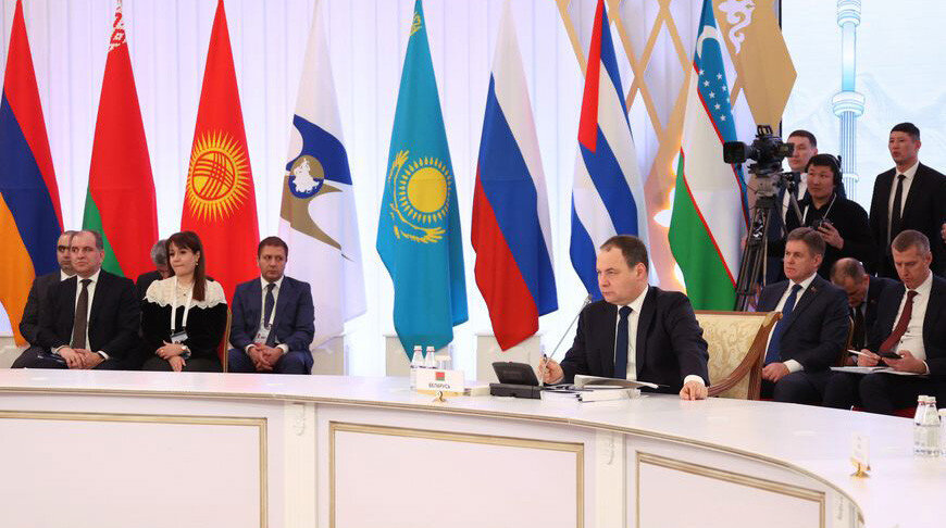 люди на миьингес плакатами. выборы зима. плакаты с митинга на болотной. пуховик. выборы зима.