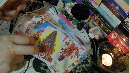 гадание на шаре море. девушки гадают на святки. магические атрибуты. гадаю на таро. будь счастлива гадание.