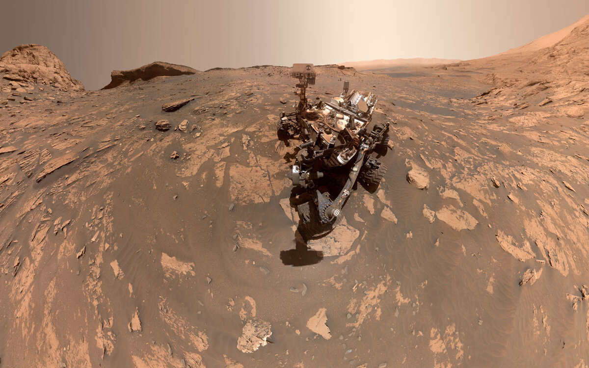 NASA📷На поверхности планеты разбросаны потерпевшие крушение космические аппараты и их всевозможные фрагменты