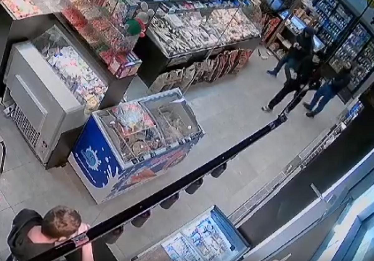 гастарбайтеры из средней азии. ураза байрам мечеть в москве. возвращение мигранта. возвращение мигранта. мигранты на польской границе.