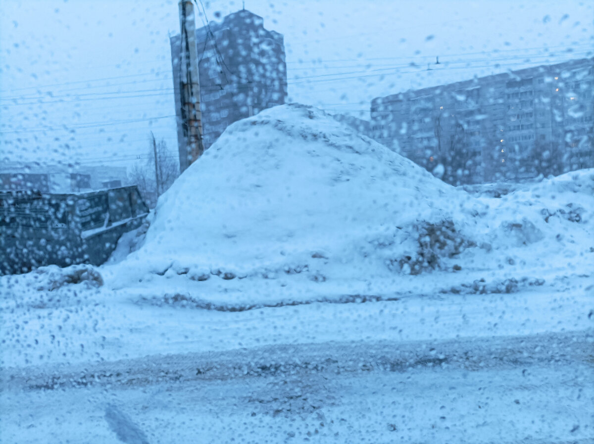 "Любимая" снежная гора у помойки