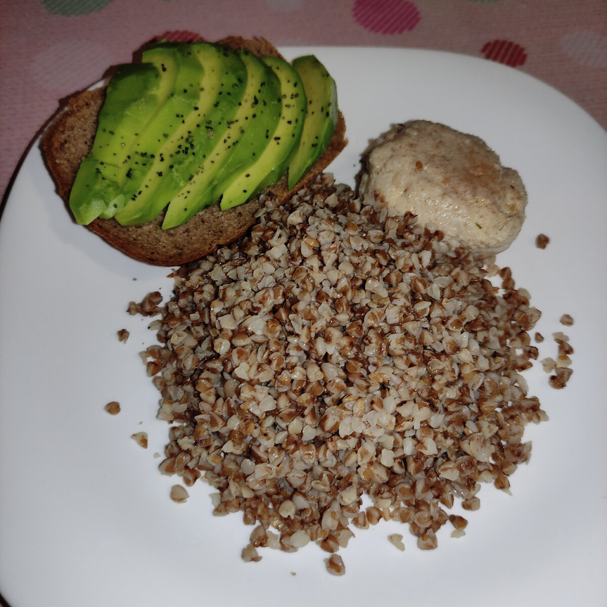 Хлеб чёрный 42 гр., Греча 200 гр., котлета 90 гр., авокадо 67 гр. 