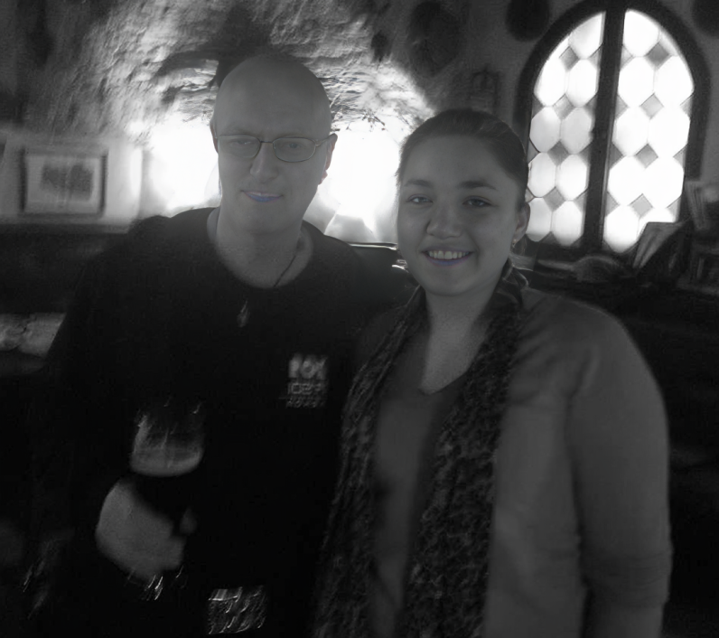 Фото было очень плохого качества (пришлось его покорёжить через ИИ), но божечки, это же я и Chris Slade, которого я случайно встретила в Саратовском пабе в 2013 году. Чего только не бывает в жизни :)