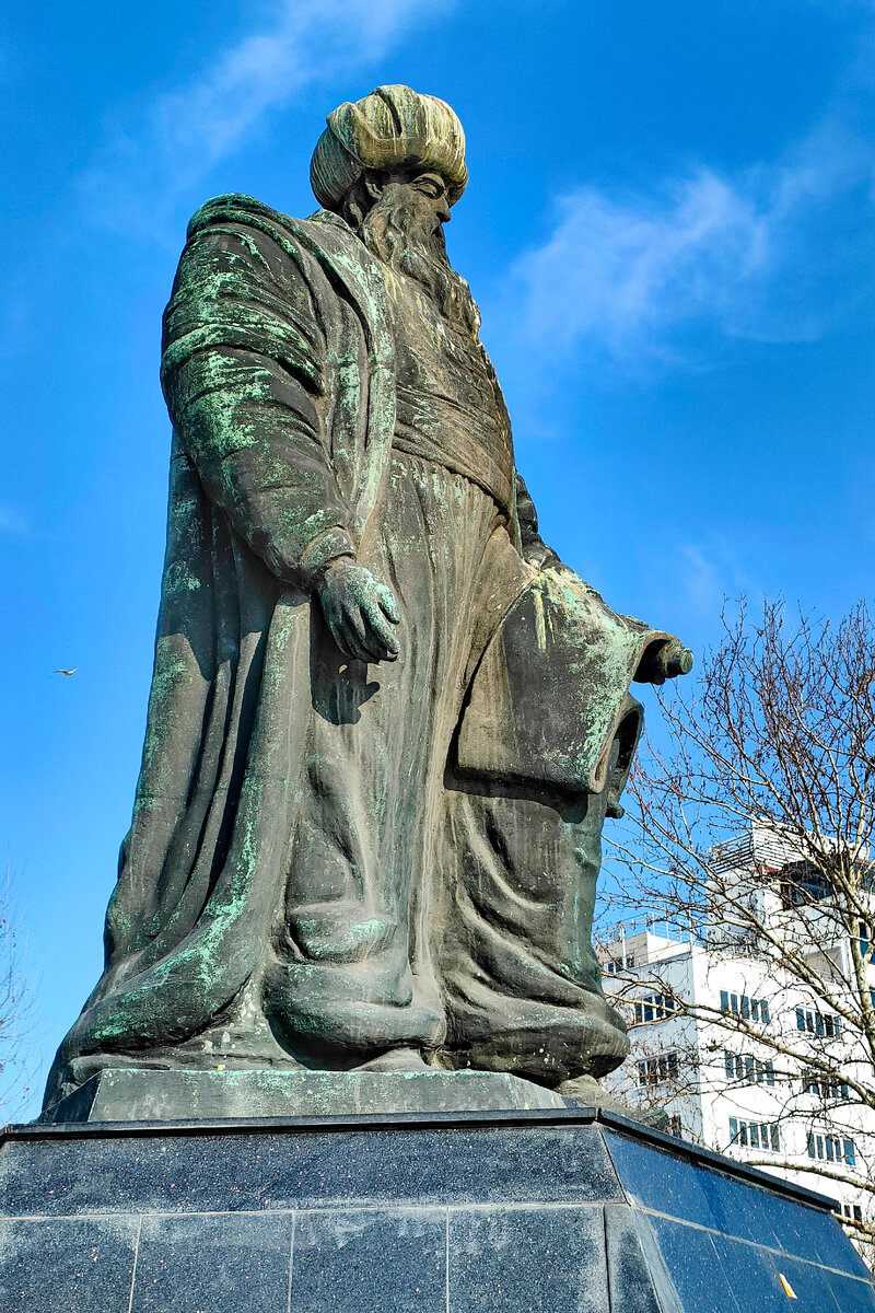 Памятник Мимару Синану в Стамбуле. Подписи нет, табличек нет, но это он, Синан. Сколько всего в городе памятников великому архитектору, выяснить не удалось