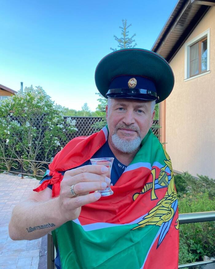 Всю жизнь патриот, но семью перевез в США, анализировать ситуацию не ...