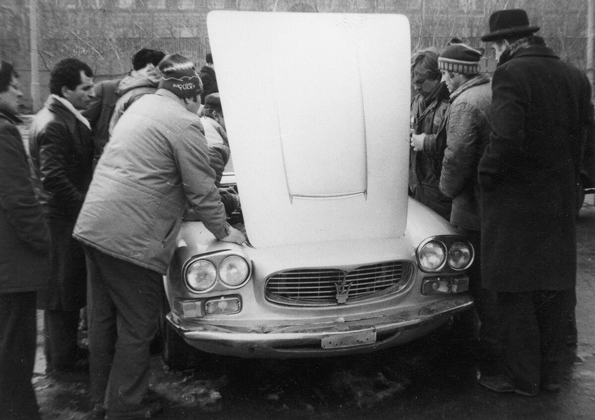 Очень редкий в СССР Maserati Sebring каким-то путями тоже попал в Южный порт.