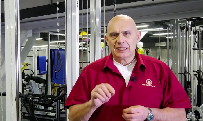 «Сделай дома упражнение на стульях и боли в ребрах, слабости в руках пройдут!». Бубновский показал технику и объяснил ключевые нюансы