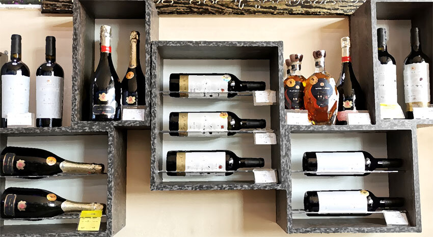 Бутылка вина. Chateau lafite 1787. Бутылка с вином. Много вина. Cheval blanc 1947 года.