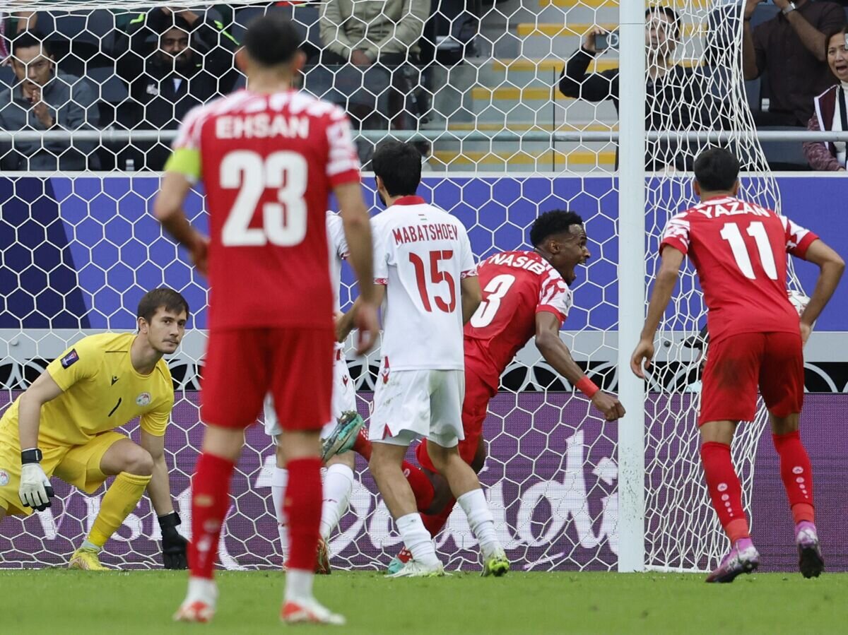    Сборная Таджикистана пропускает гол в четвертьфинале Кубка Азии© AFP 2024 / KARIM JAAFAR