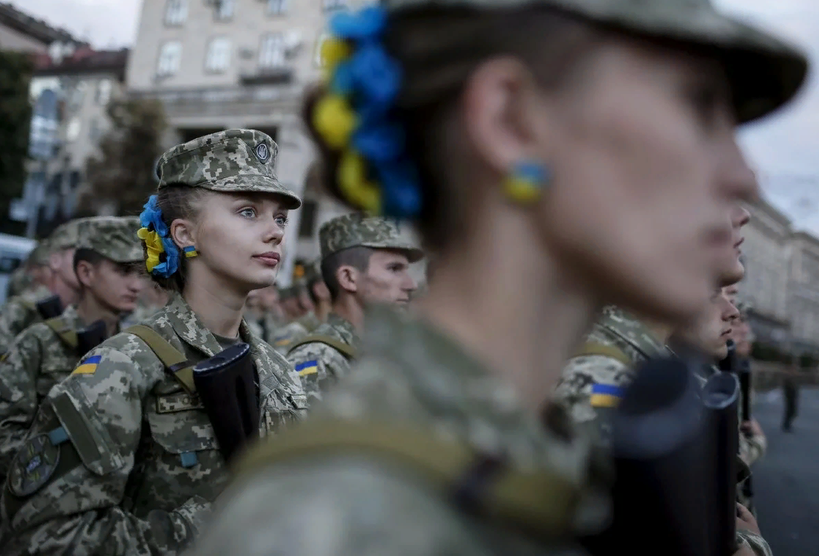 Украинки военные. Девушки в украинской армии. Украинские девушки военные. Украинские женщины на параде.