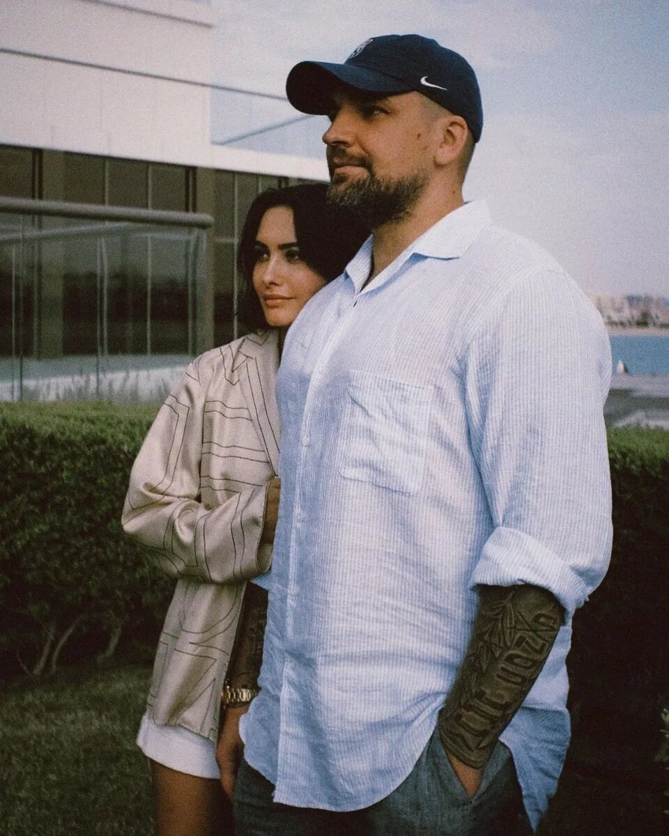 Их не пугают бесконечные гастроли, концерты и ненормированный рабочий график &mdash; они готовы мириться со всеми трудностями ради своих вторых половинок.-13