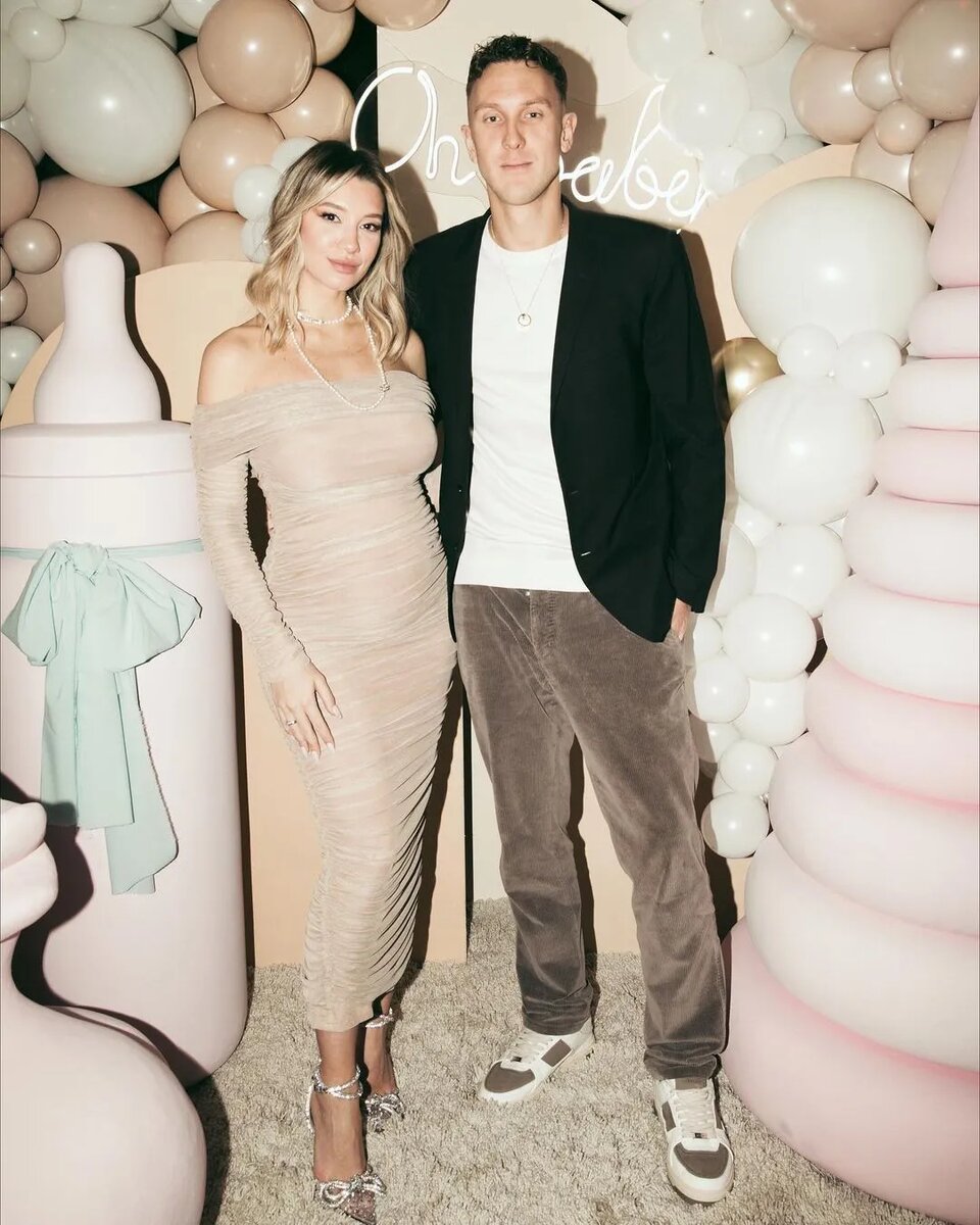 Их не пугают бесконечные гастроли, концерты и ненормированный рабочий график &mdash; они готовы мириться со всеми трудностями ради своих вторых половинок.-46