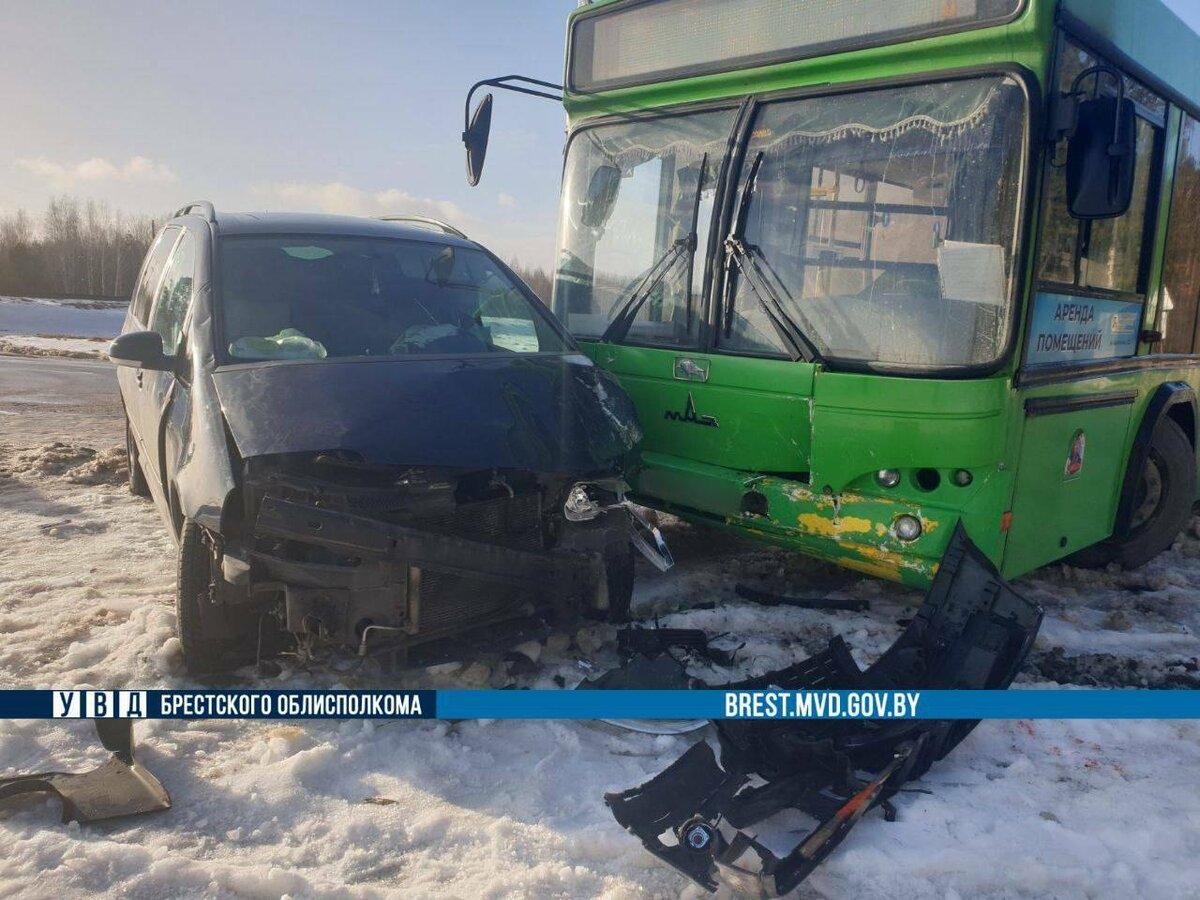 Под Пинском автобус откинул легковушку на пешеходов — Фото | Telegraf -  Новости | Дзен