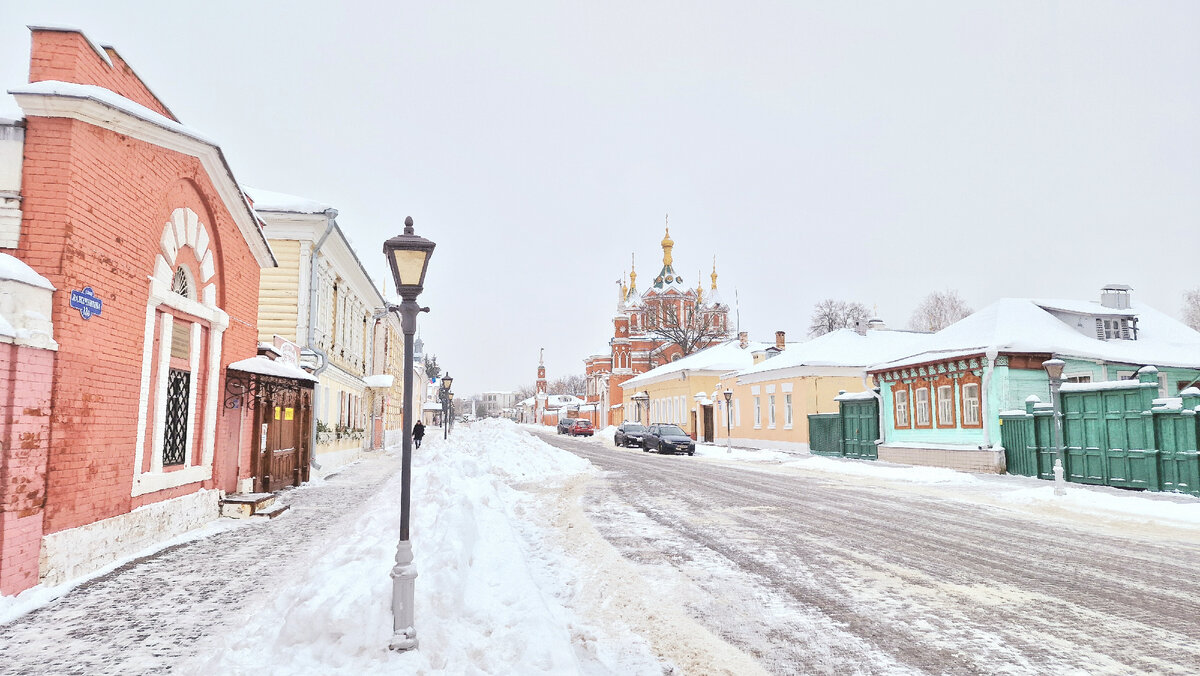 Центр Коломны, как выразилась наша подруга драматург Ника Симонова: "...будто большая декорация к одному из произведений Достоевского или Куприна". Город, кстати, обязал владельцев зданий ухаживать за фасадами и прилегающей территорией. На фото: улица Лажечникова. Фото: Вячеслав Волков. 