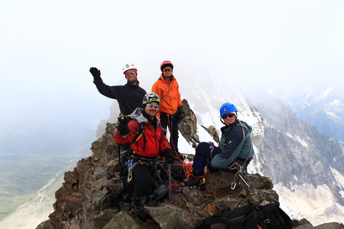 Совет: если смогли залезть, не задерживайтесь долго на вершине Ушбы