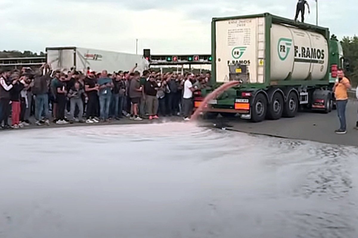    Французские виноделы выливают тысячи литров испанского вина на автотрассу.