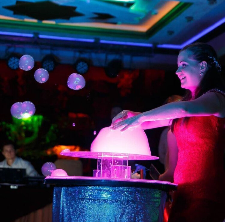 новый год корпоратив. девушки танцуют в ресторане. веселый корпоратив. корпоратив в гостинице. конкурсы на свадьбу.