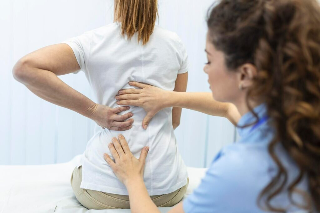 Женщинам, страдающим от болей в спине и шее, следует обращаться за помощью к гинекологу, предупреждает врач Екатерина Волкова.