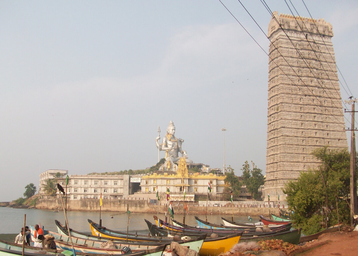 Мурудешвар знаменит самой высокой в Индии статуей Шивы и гигантской башней-гопурамом 