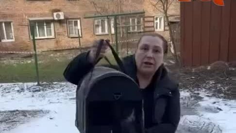 Сутками сижу дома. Проходной двор мем. Три дня сидишь дома. Человек отдыхает. Человек сидит дома.