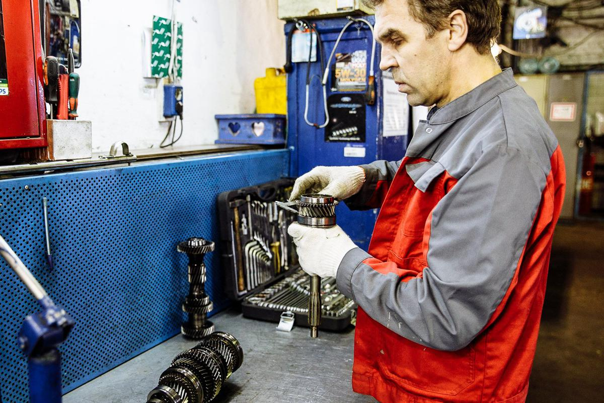 Автомобиль в сервисе. Ремонт иномарок. Техническое обслуживание авто. Чинит машину. Автосервис bmw.