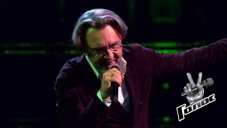 жюри голос. женщина с микрофоном. жюри программы голос. лучший музыкальный голос. человек поет.