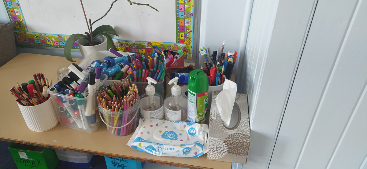 Наборы канцелярских товаров можно купить для студентов прямо в школе, ну или собрать его самостоятельно в канцелярском магазине, этими наборами вы будете пользоваться дома. А в школе...по своему опыту скажу, что в школе этого добра просто "ведрами"