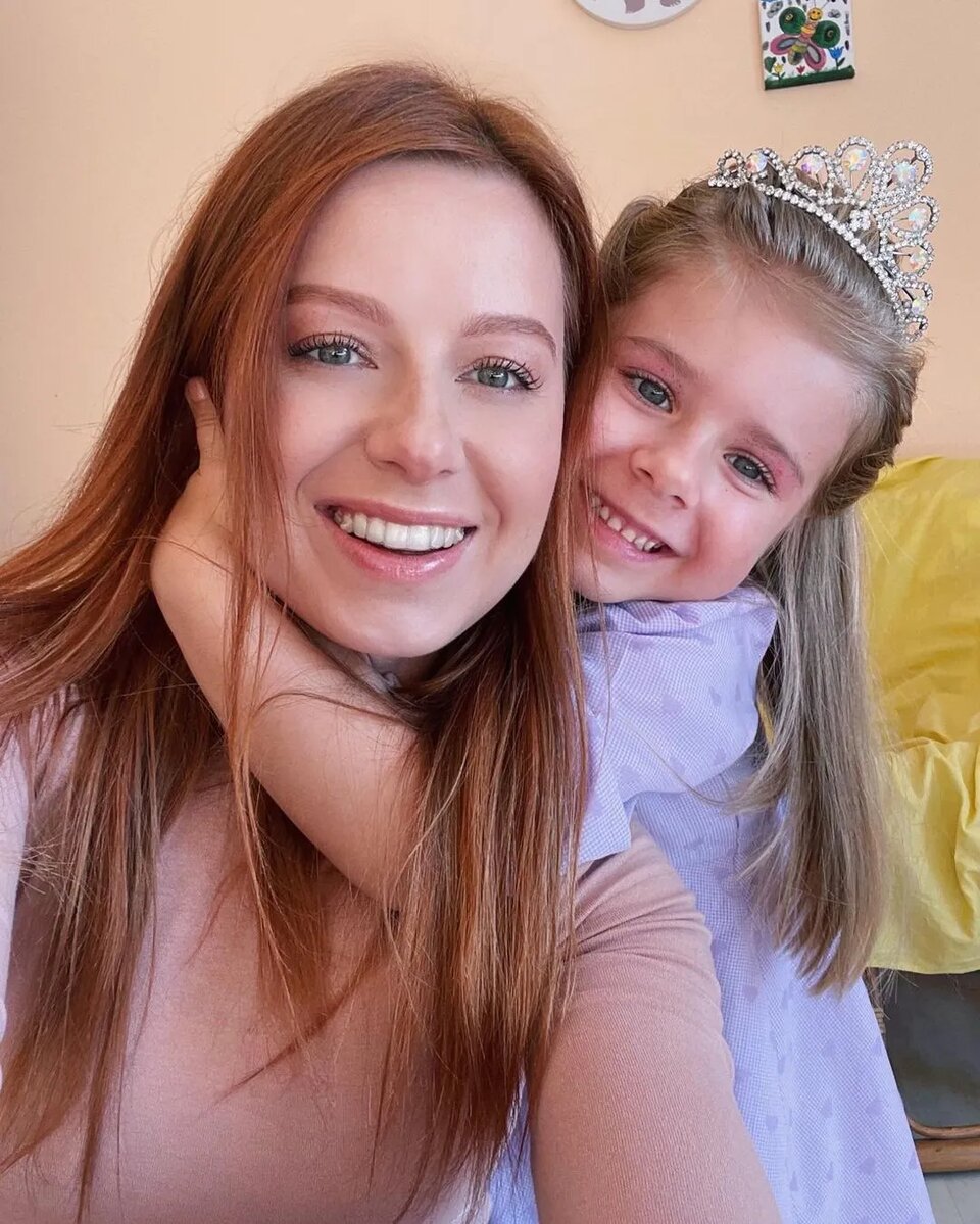 Меньше знаешь. Чем меньше знаешь тем больше тупой. Знает больше и меньше. Если бы вы знали вы бы не смеялись пророк. Меньше знают крепче спят афоризмы.