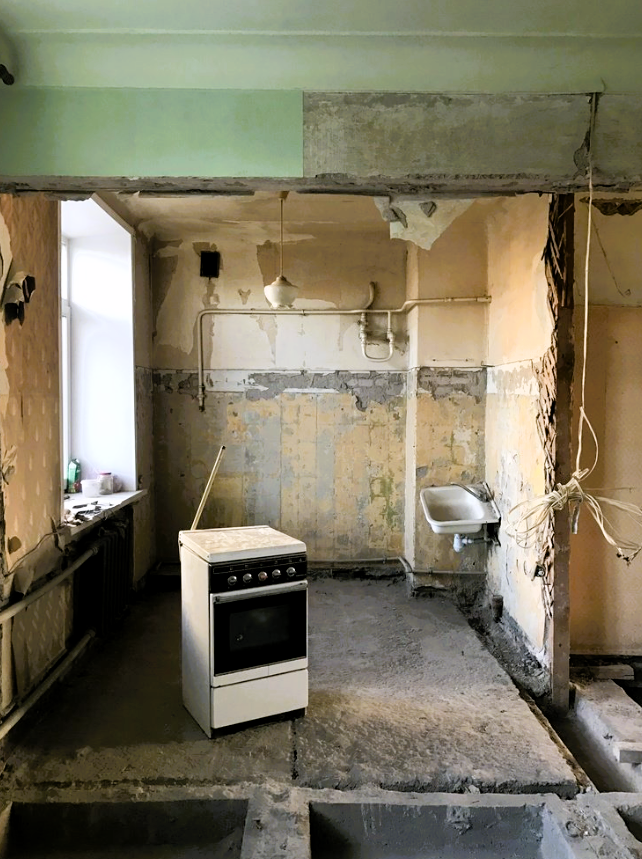 Смотрите, как муж с женой преобразили \"убитую\" квартиру. Получилось ...