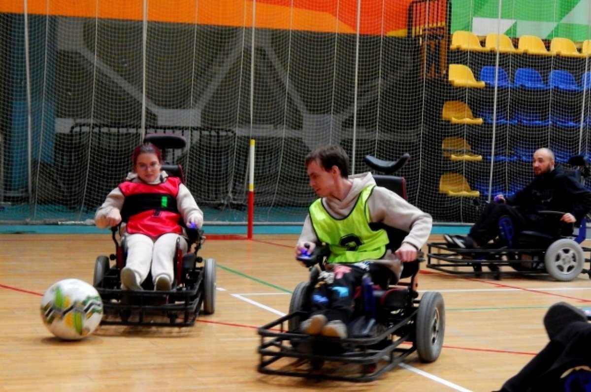    Во время тренировки Данил и Ксюша борются за мяч, а на соревновании выступают в одной команде.