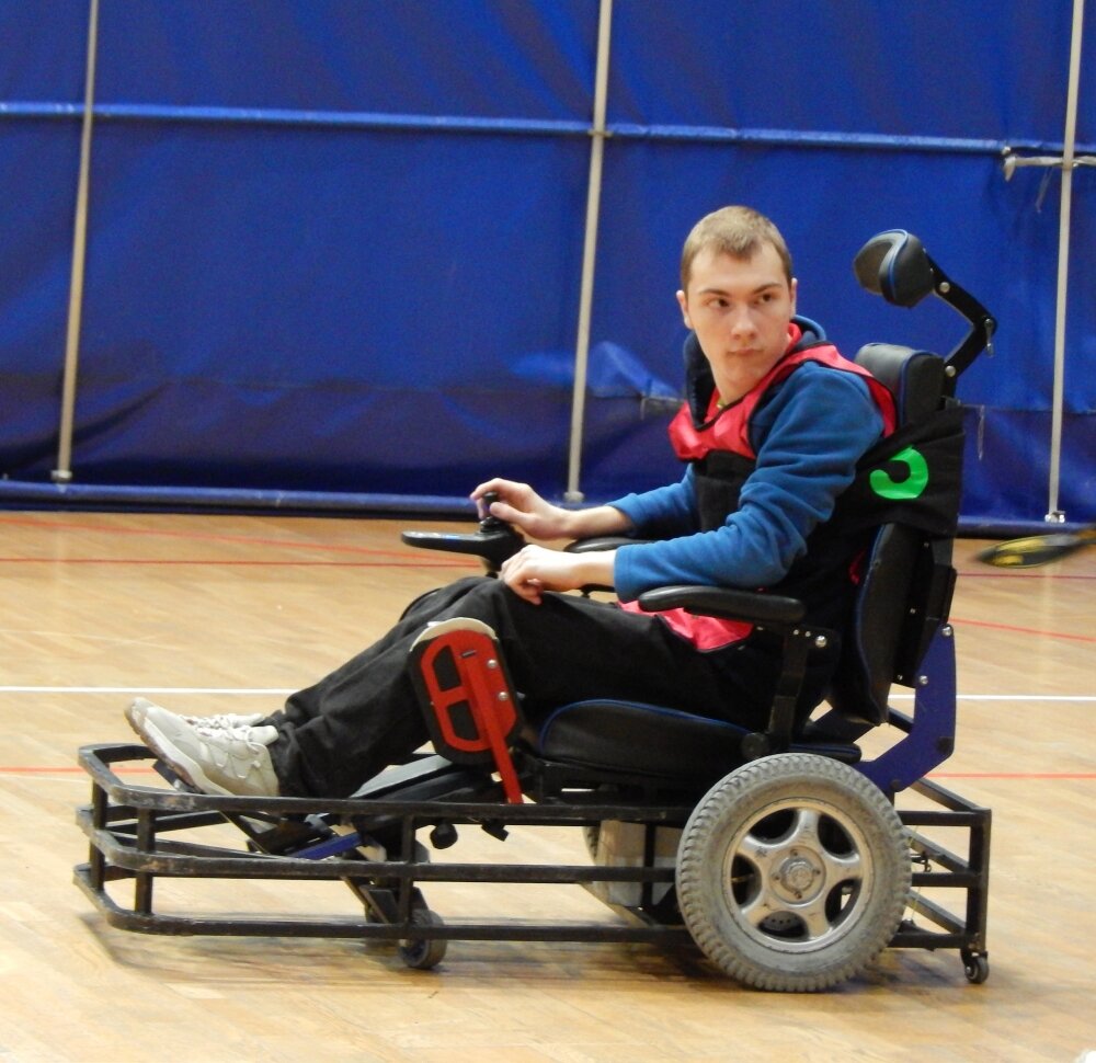    Перед игрой особому спортсмену нужно ещё научиться управлять специальной коляской. Фото: «АиФ-Урал»/ Дарья Попович