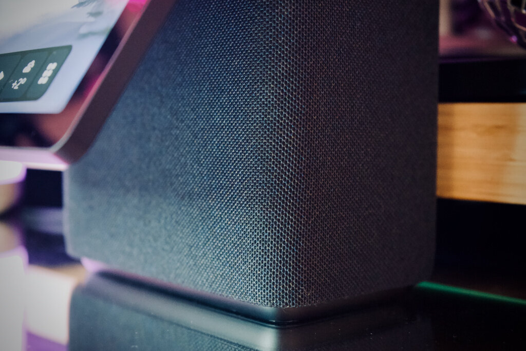 Яндекс станция для телевизора. Почему станция макс не работает. Яндекс станция макс комплектация. Как подключить алису колонку. Кнопка активации алисы на колонке.