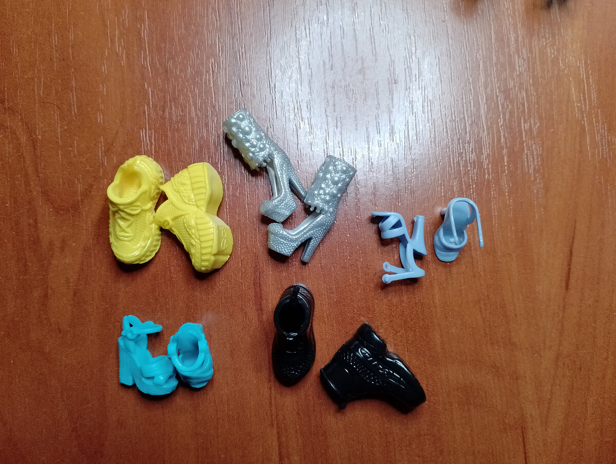 Туфли к синему платью. Обувь на каблуке. Подошли туфли. Обувь к платью комбинации. Обувь для девушек.