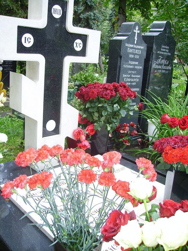 1949 1943. Мгб женщины. Льюис уилсон бэтмен 1943. Сталинградский тракторный завод фото. 1949 1943.