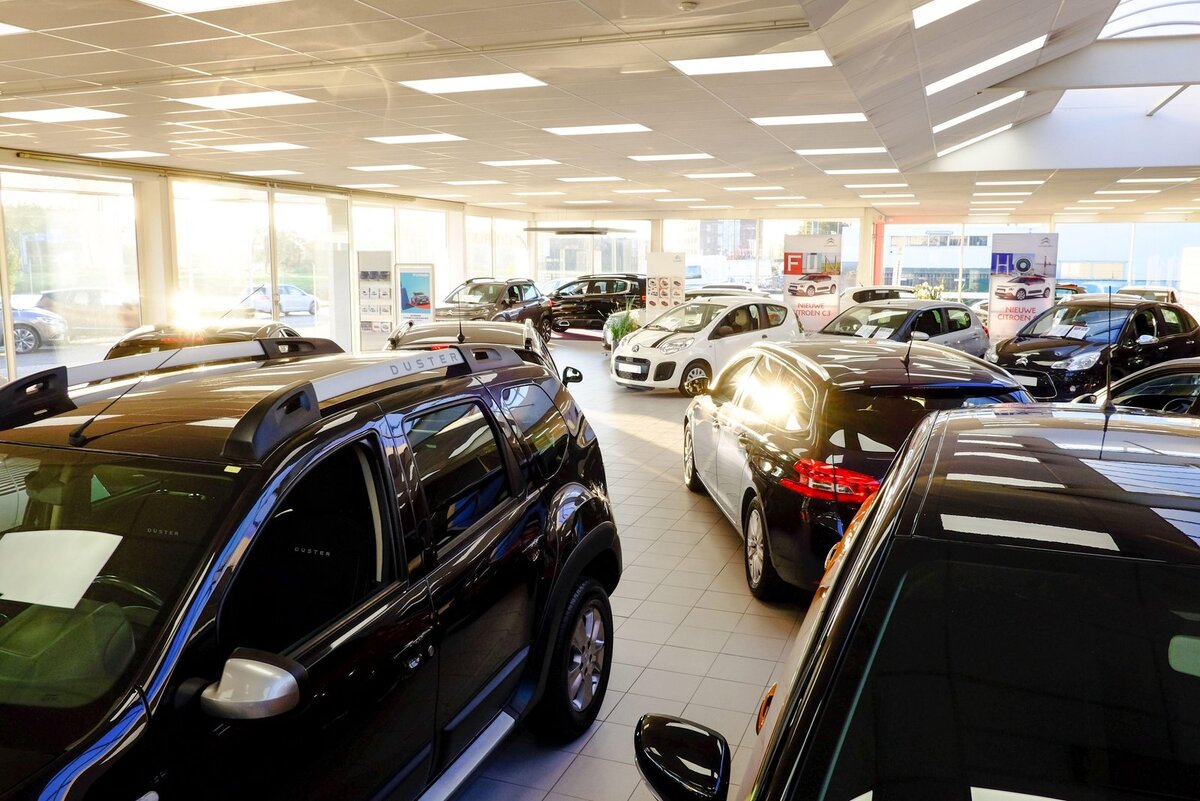 парковка машины для начинающих. ключ для открывания автомобильных дверей. можно ли оставлять машину открытой. парковки во дворах жилых домов. можно ли оставлять машину открытой.