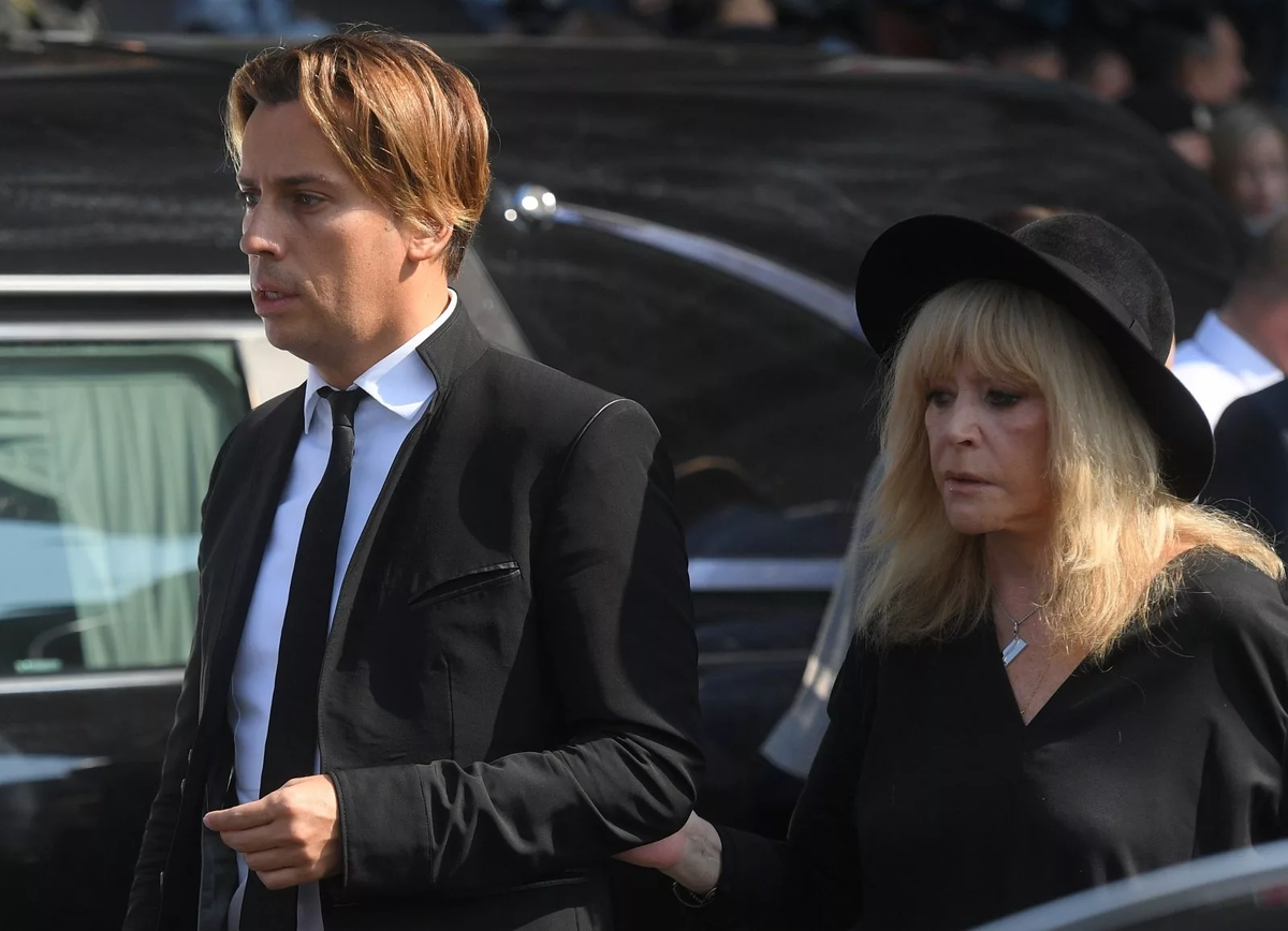 Юрий юлианович шевчук. Почему шевчук иноагент. Эльмира ддт жена шевчука. Почему шевчук иноагент. Шевчук помогает донбассу.