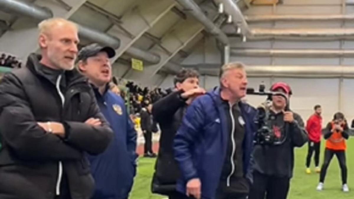 мужчина оскорбляет женщину. если мужчина обидел женщину. обижена и унижена. обиженные мужчины цитаты. только униженный судьбой мужчина.