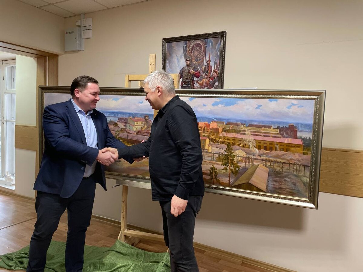 Торжественный момент передачи картины нашему предприятию