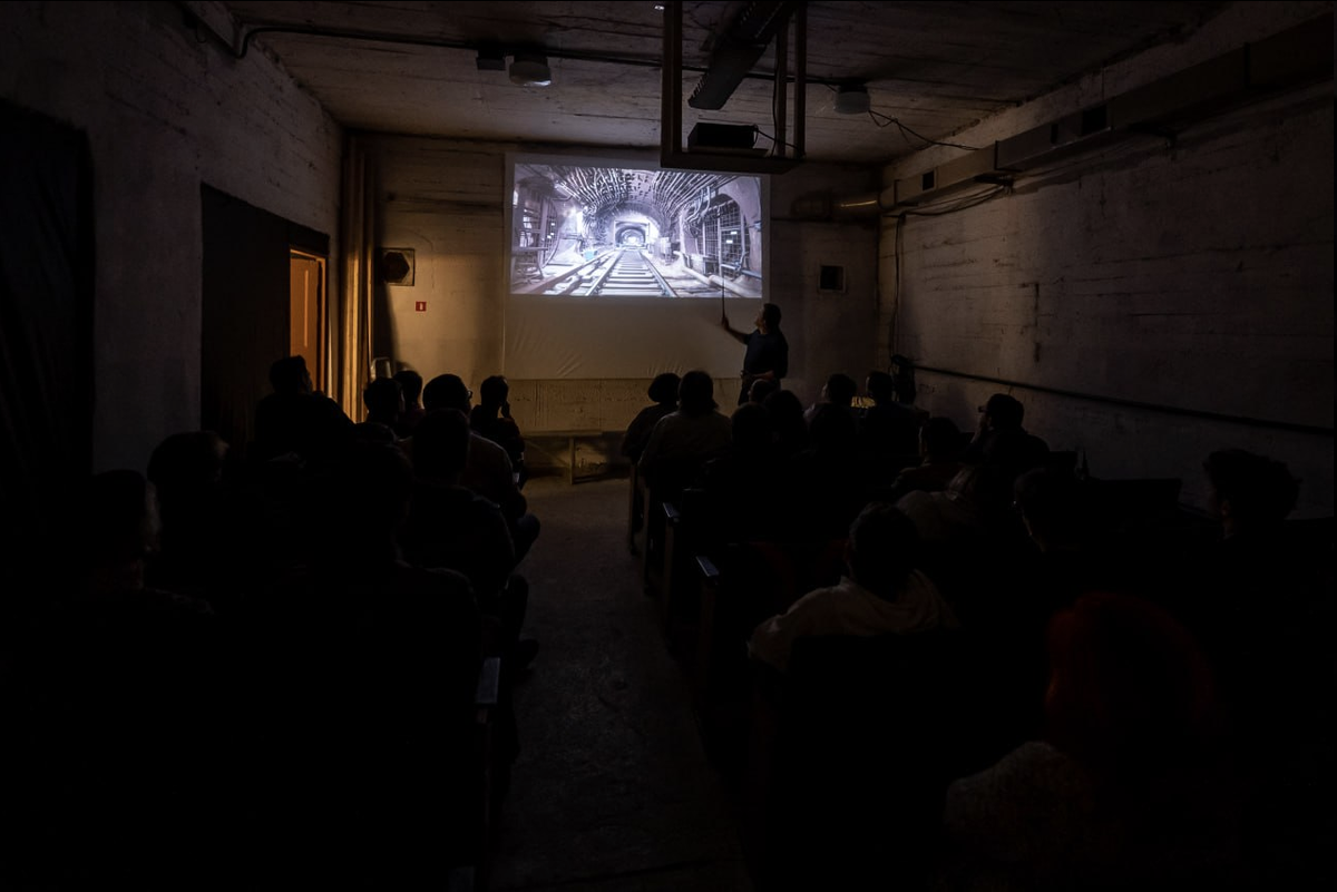 На фотографии моя лекция «Другое метро — то, что не видит пассажир».