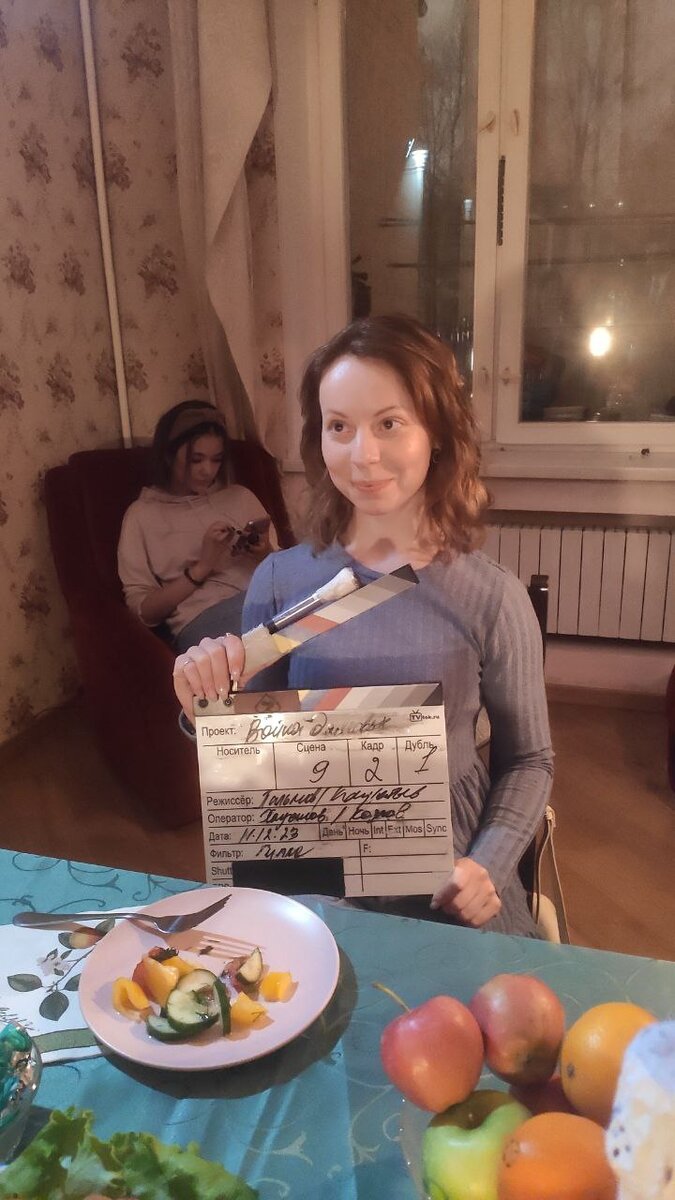 сэм сара близняшки. три женщины сидят на диване. две девушки в рубашках. двух сестер по очереди. две блондинки.