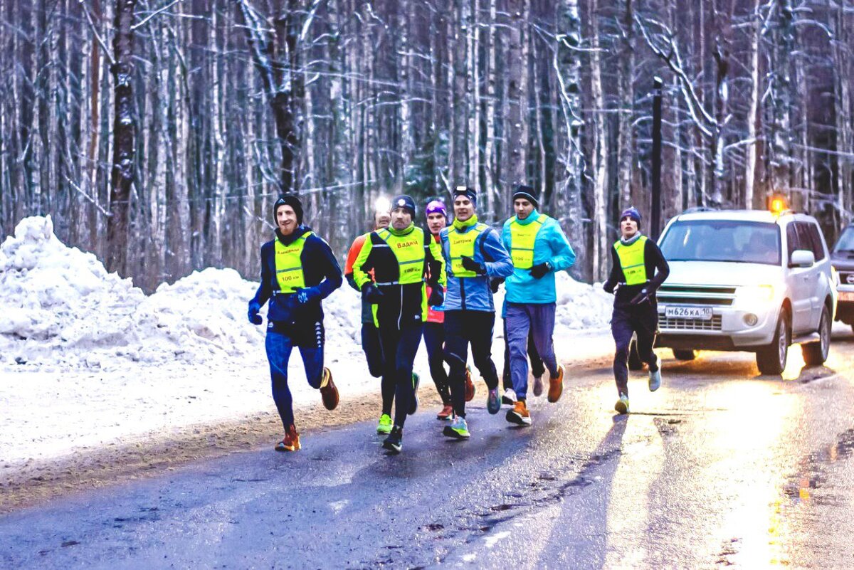 Подбегая к официальному старту марафона «Дорога жизни» у «Разорванного кольца».