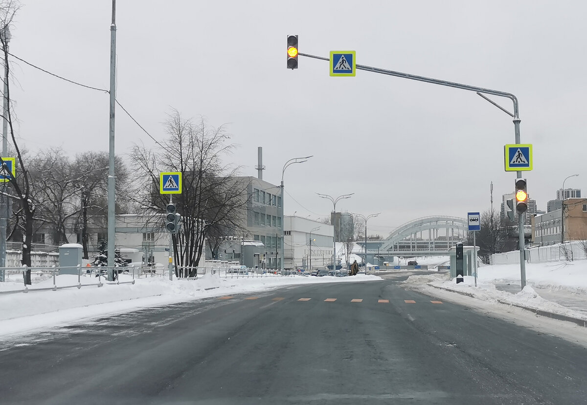 Пока неработающе-работающе-в-желтом-мигающем светофор в Проектируемом проезде № 2236. Здесь пешеходный переход.