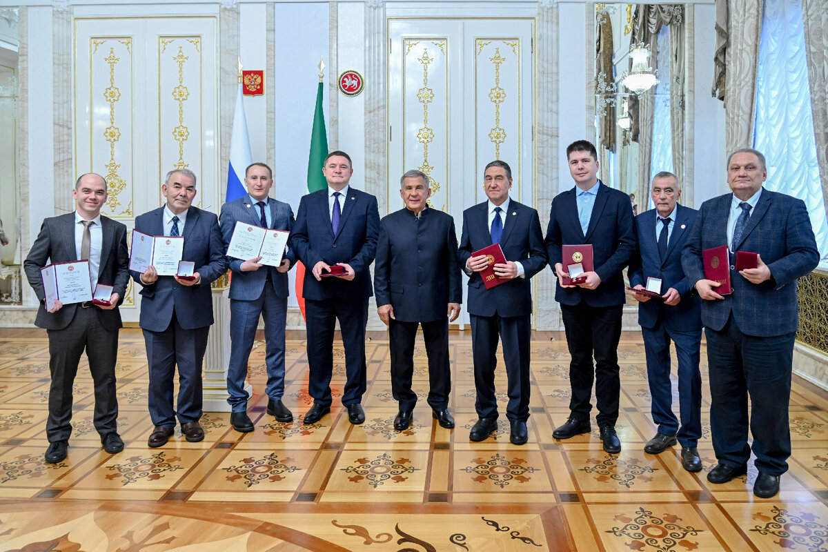 кубок в руках. зарабатывайте награды. девушка с кубком. кубок в руках. красивый кубок.