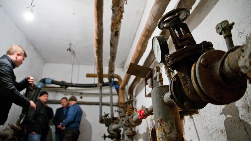 Работники жэка. Сотрудники жкх. Сантехник. Электрик на кухне. Маляр отделочник.