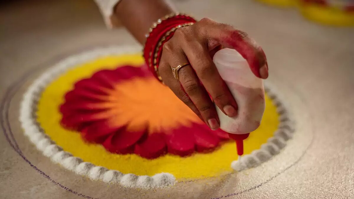 Сегодня ранголи рисуют с помощью специальных бутылочек, куда насыпают цветной порошок. Фото: timesofindia.indiatimes.com