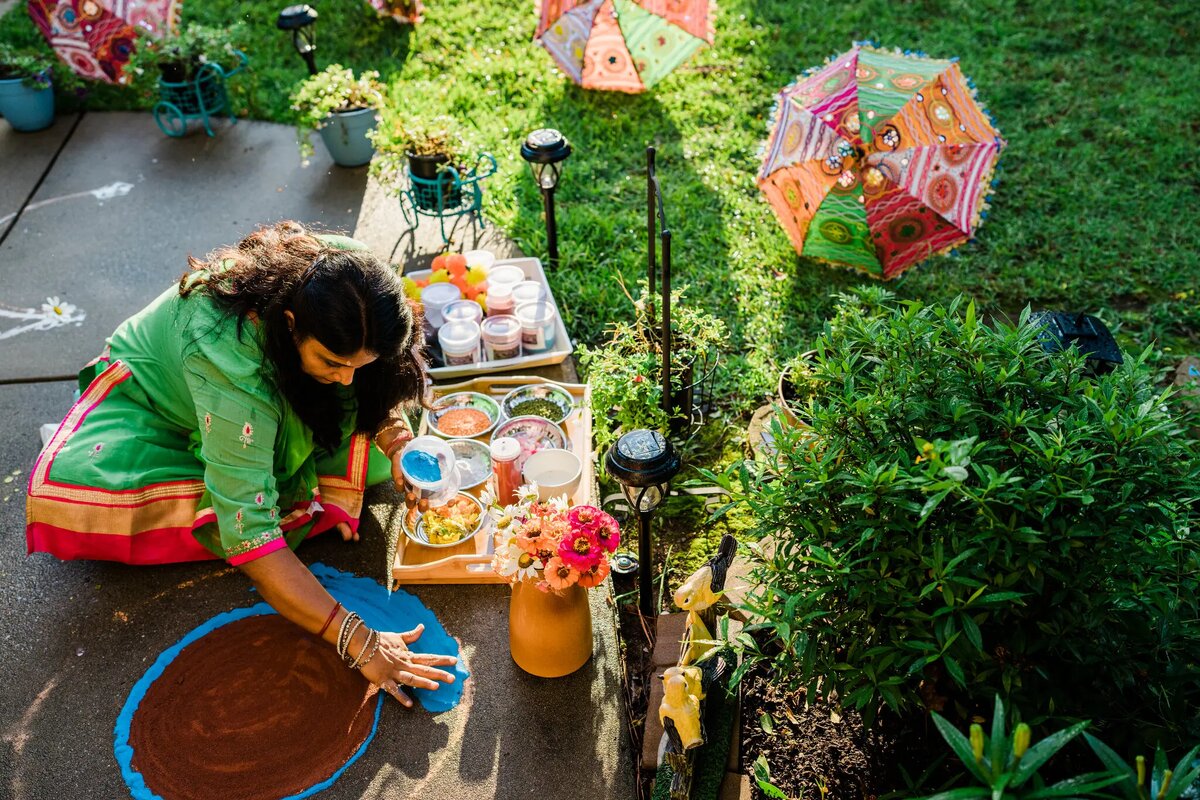 Женщина готовит ранголи возле своего дома в Южной Каролине. Фото: Габриэла Бхаскар/The New York Times
