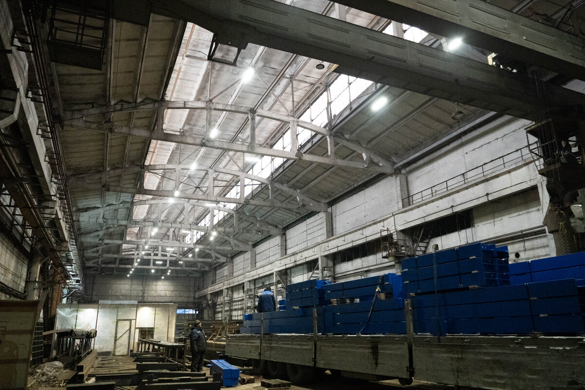 Светильник светодиодный линейный. Циан свет. Освещение на кухне. Помещение освещает 3 лампы. Свет 3000к и 4000к.