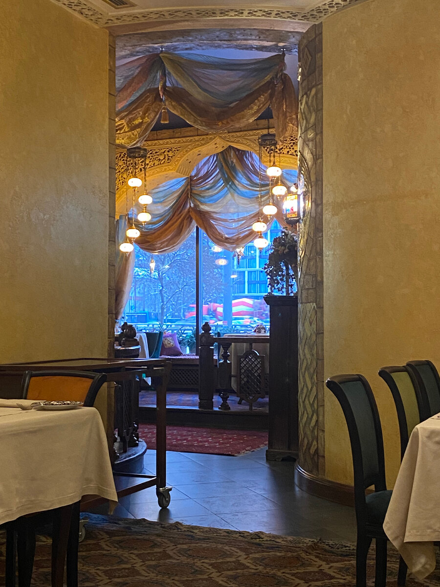 женщина в офисе. человек отдыхает. безработный мужчина. счастливая девушка с ноутбуком. радостный человек за компьютером.