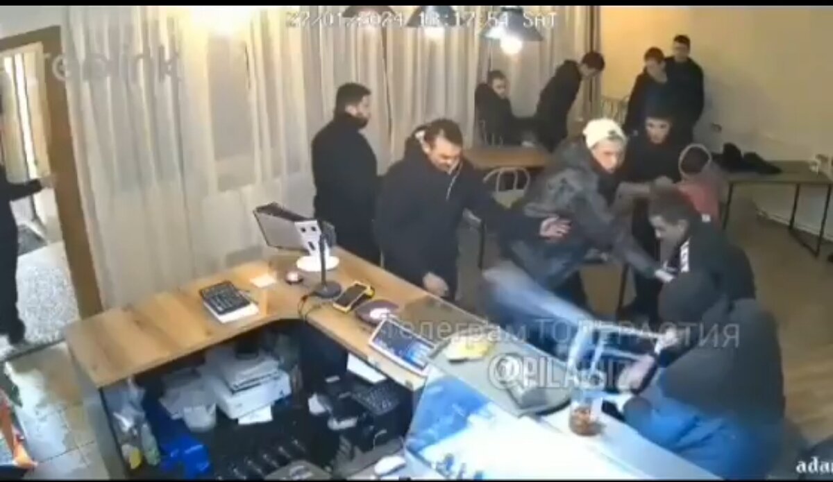 Ногами ногами бьют ногами бьют песня. Ногами ногами бьют ногами бьют песня. Избиение девушек в астрахани в кафе. Зеленский пинает. Зеленский пинает.