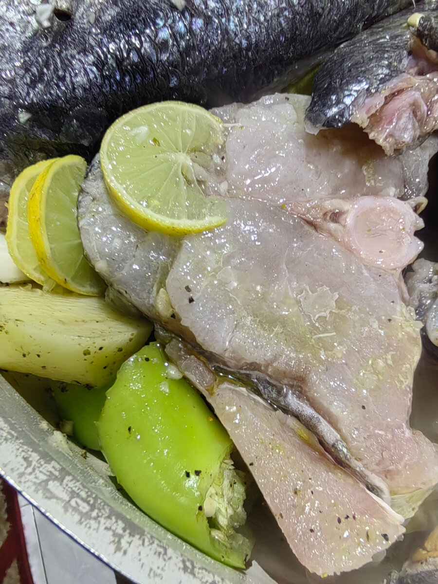 Окуни речные запеченные. Как сварить речную рыбу. Сазан запеченный в духовке. Как сварить речную рыбу. Уха на костре в котелке.